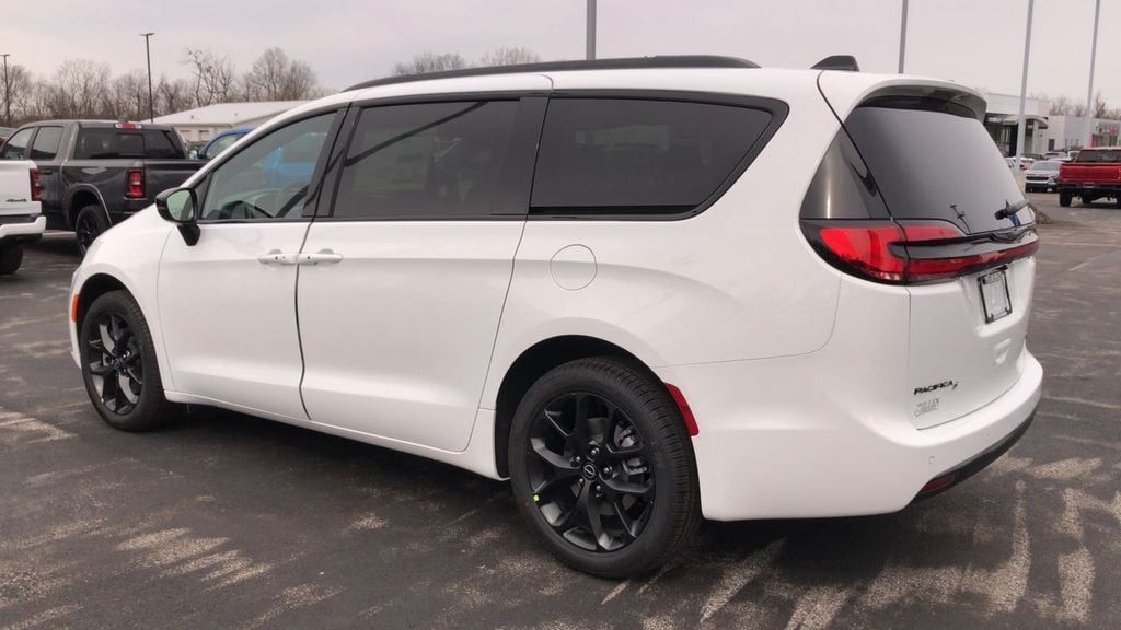 2026 Chrysler Pacifica Select Photo in Danville KY 40422