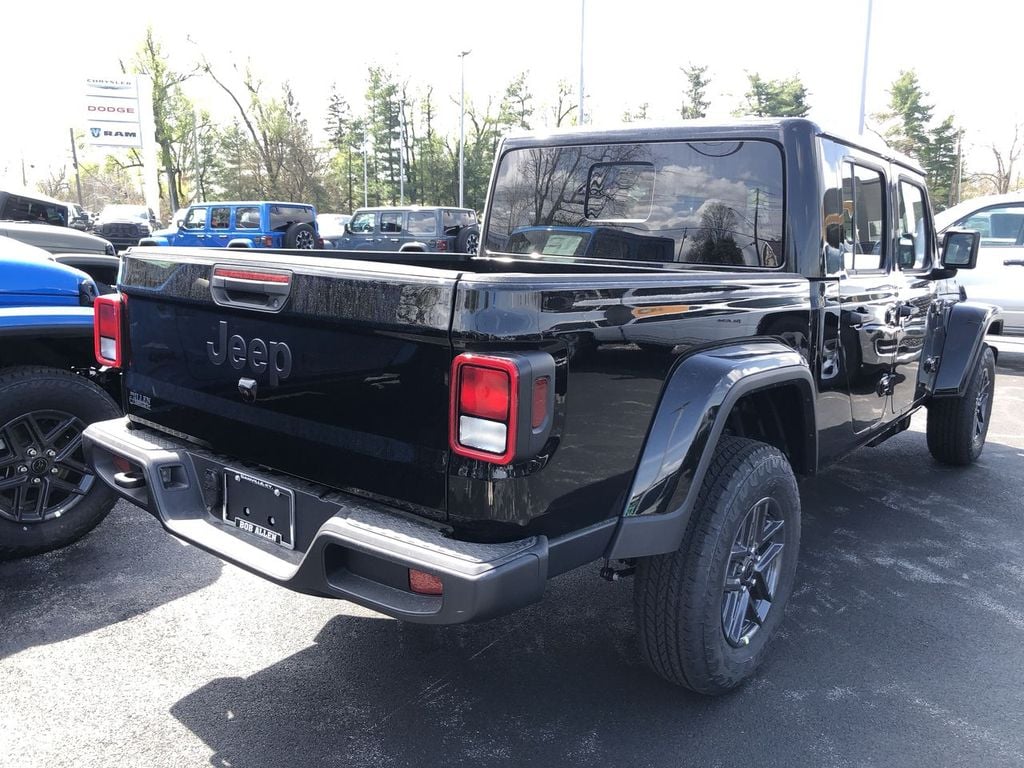 2026 Jeep Gladiator Sport S Photo in Danville KY 40422
