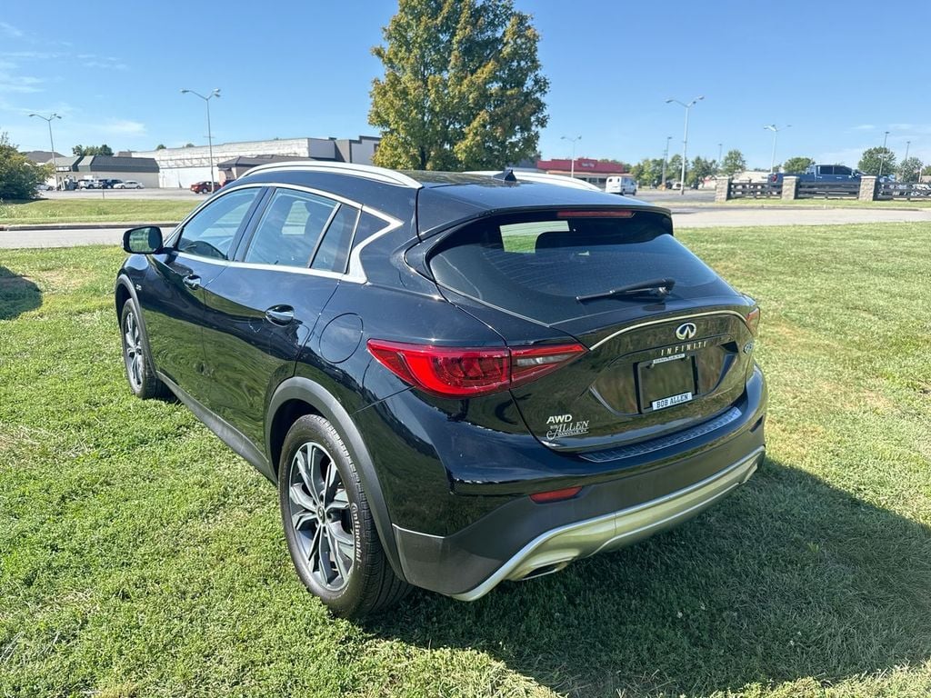 2018 INFINITI QX30 Premium Photo in Danville KY 40422