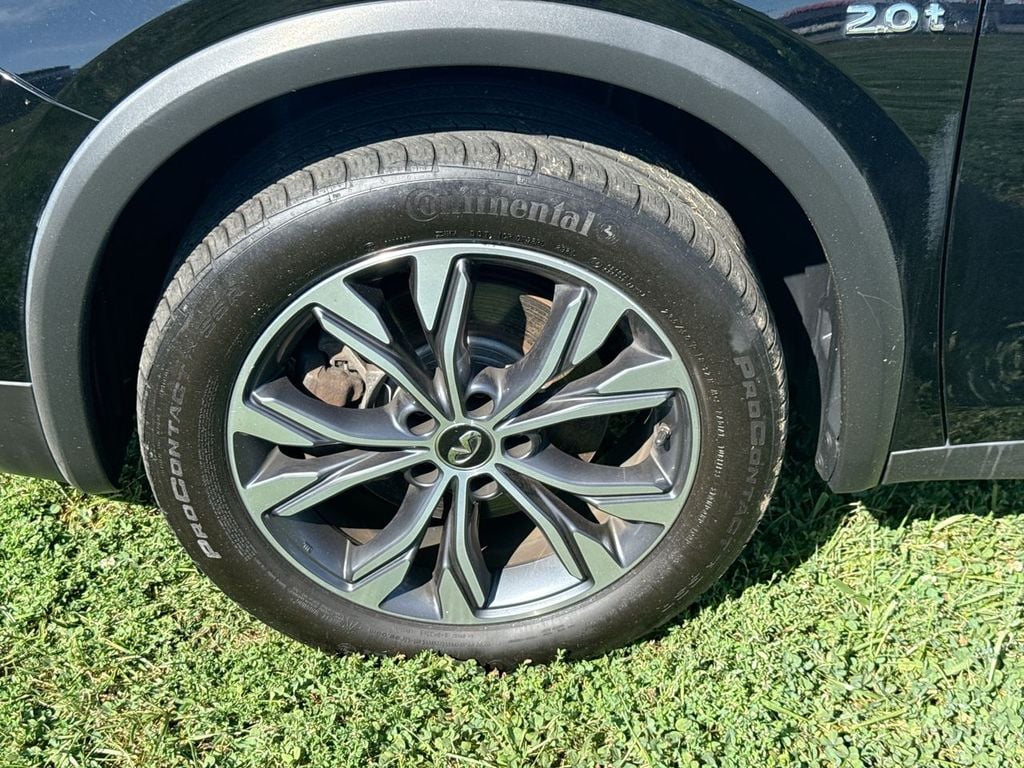 2018 INFINITI QX30 Premium Photo in Danville KY 40422