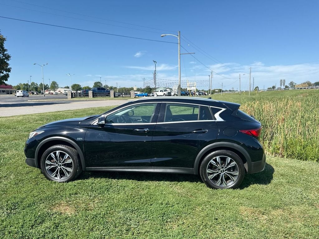 2018 INFINITI QX30 Premium Photo in Danville KY 40422