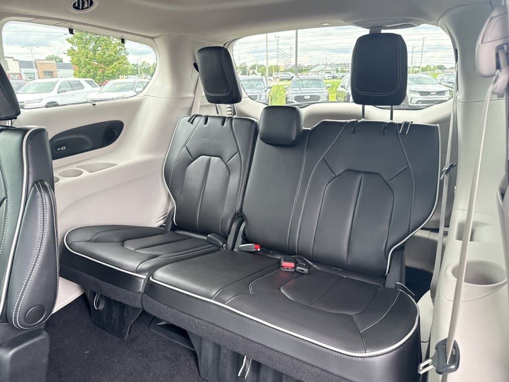 Pre-Owned 2023 Chrysler Pacifica Limited - photo - 19