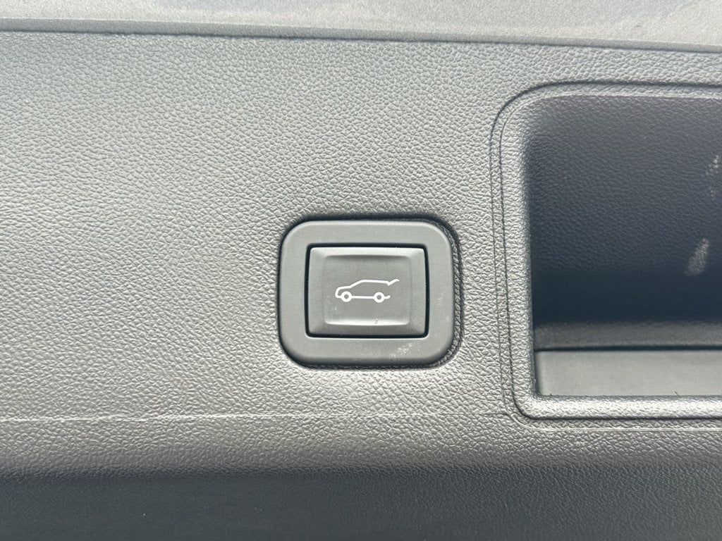 Pre-Owned 2024 GMC Terrain SLT - photo - 17