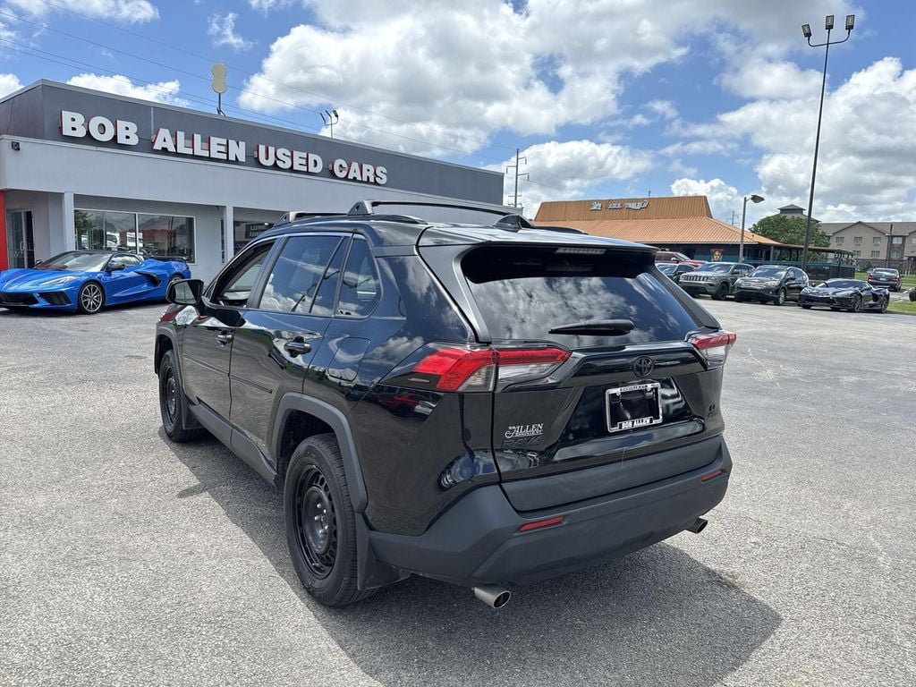 Pre-Owned 2021 Toyota RAV4 LE - photo - 11