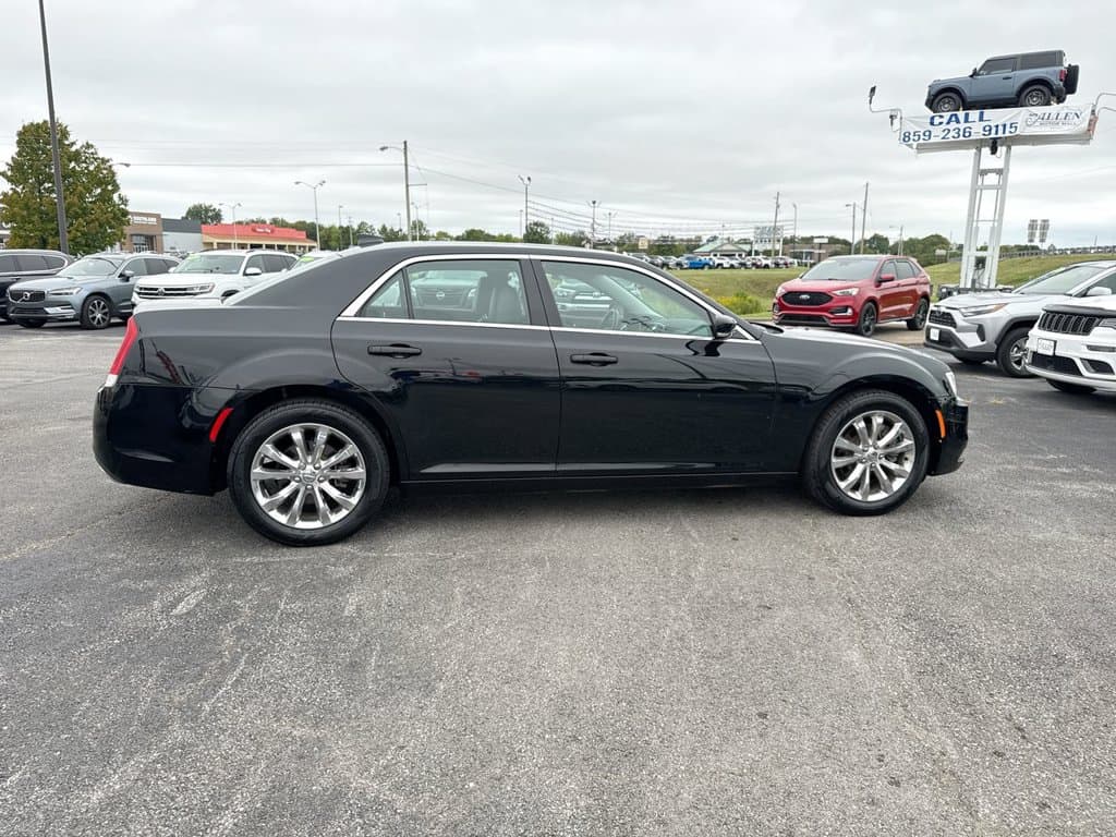 Pre-Owned 2015 Chrysler 300 Limited - photo - 5