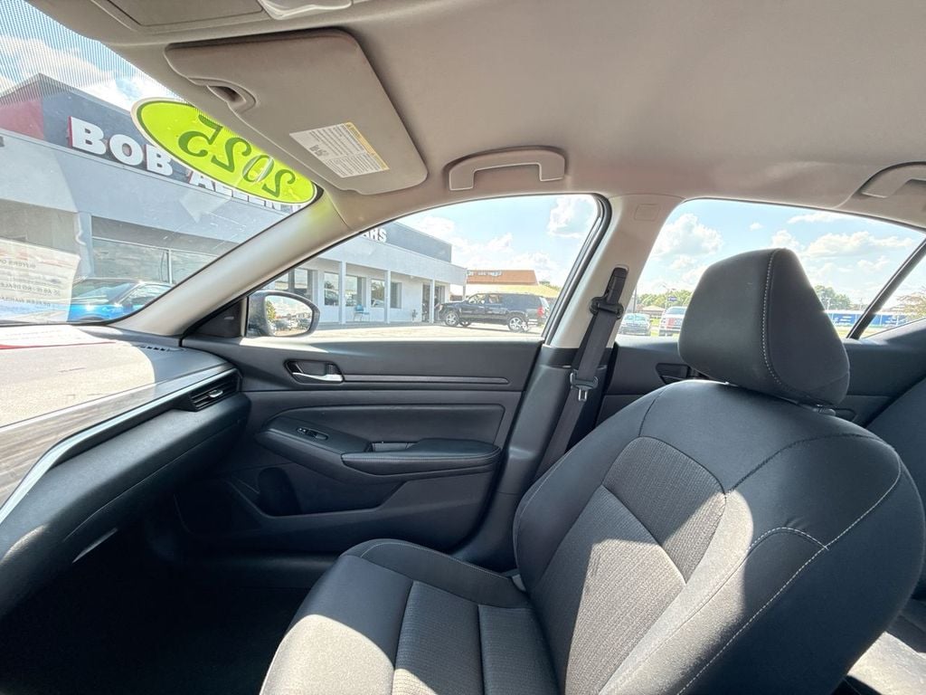 Pre-Owned 2025 Nissan Altima 2.5 SV - photo - 29