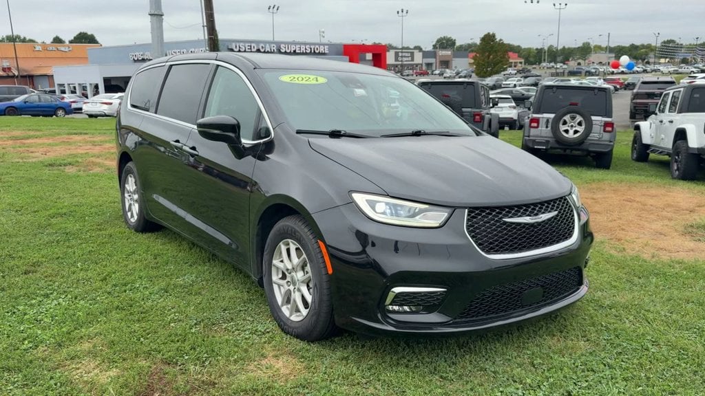 Pre-Owned 2024 Chrysler Pacifica Touring L - photo - 8