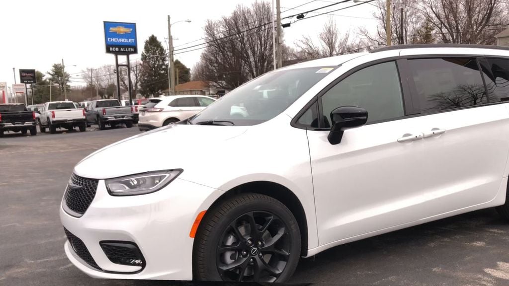 New 2026 Chrysler Pacifica Select - photo - 3