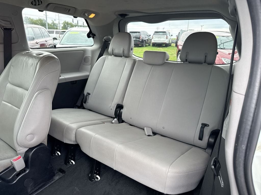 Pre-Owned 2018 Toyota Sienna Limited Premium - photo - 11