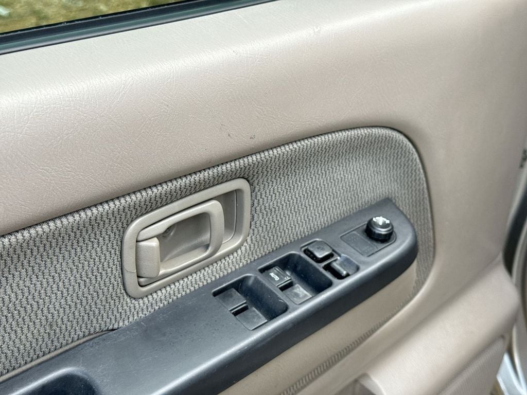 Pre-Owned 2004 Nissan Frontier XE - photo - 11