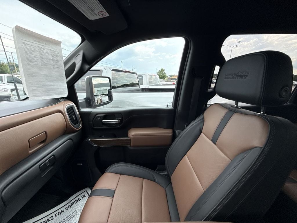 Pre-Owned 2022 Chevrolet Silverado 3500HD High Country - photo - 30