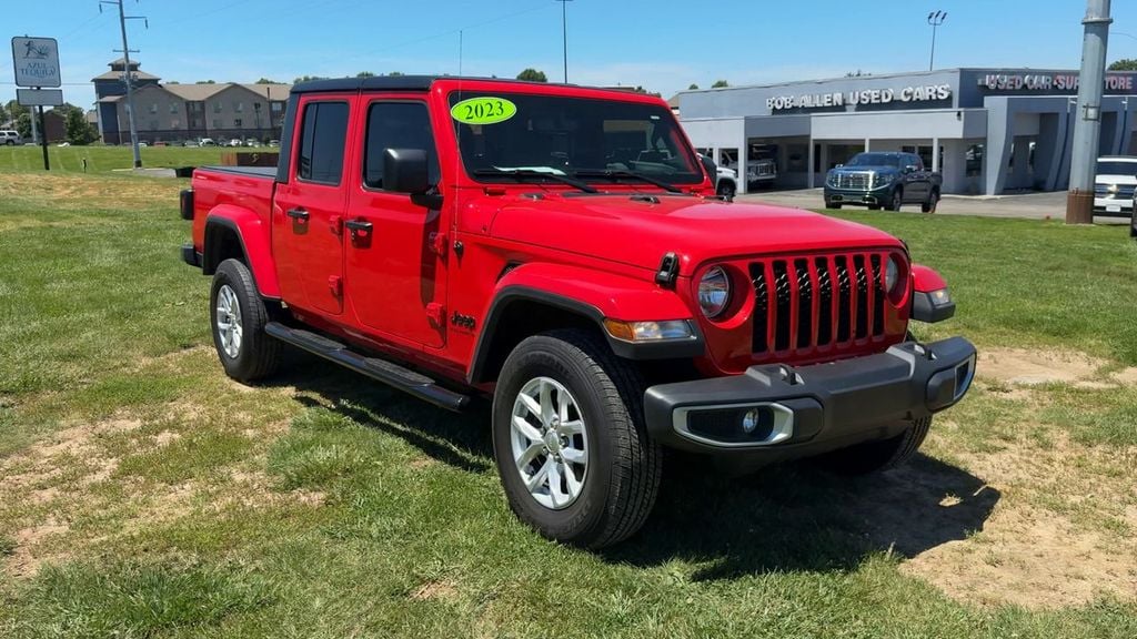 Pre-Owned 2023 Jeep Gladiator Sport S - photo - 8
