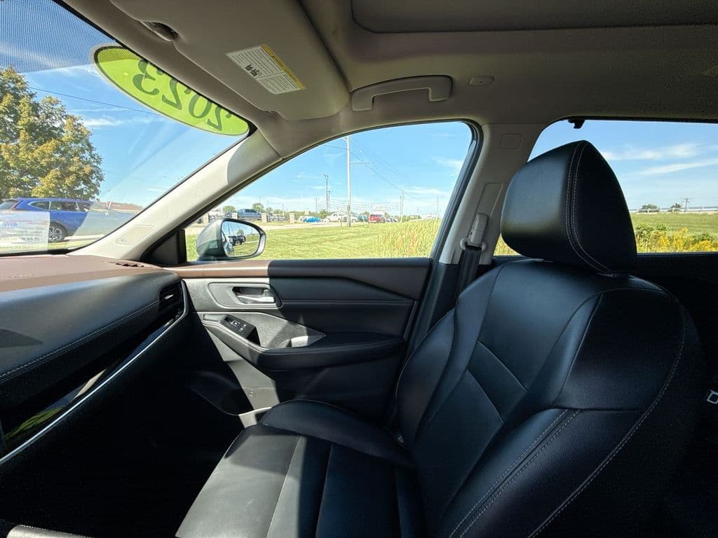 Pre-Owned 2023 Nissan Rogue SL - photo - 31