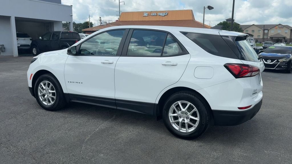 Pre-Owned 2022 Chevrolet Equinox LS - photo - 3