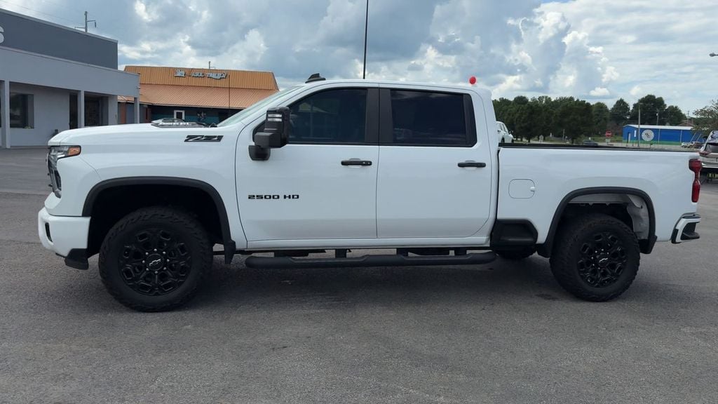 Pre-Owned 2024 Chevrolet Silverado 2500HD LT - photo - 2