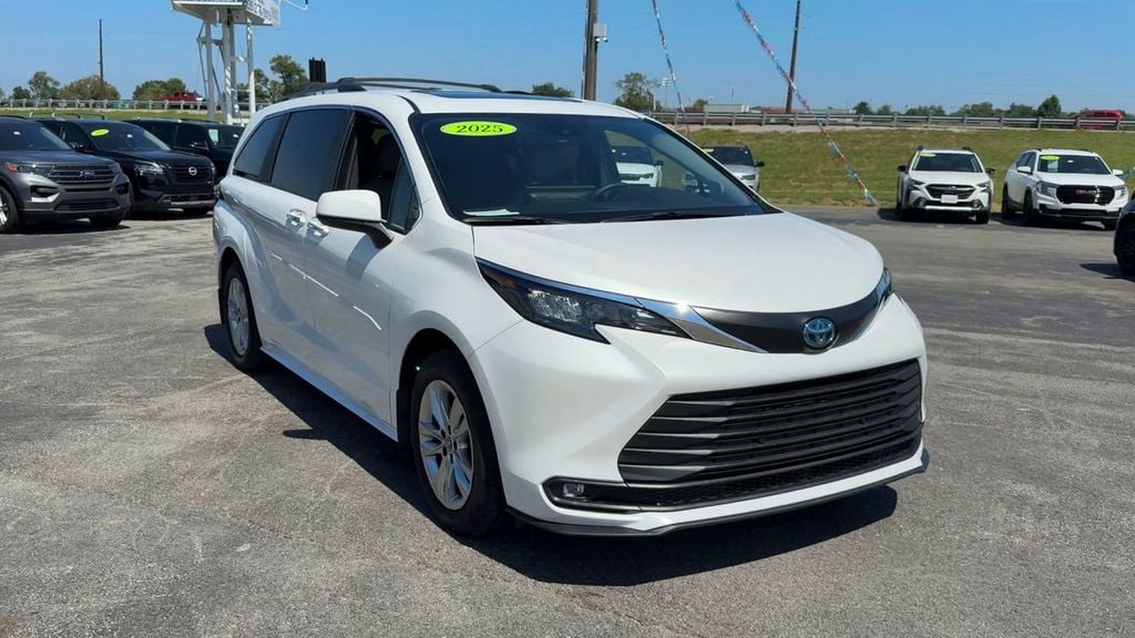 Pre-Owned 2025 Toyota Sienna XLE - photo - 8