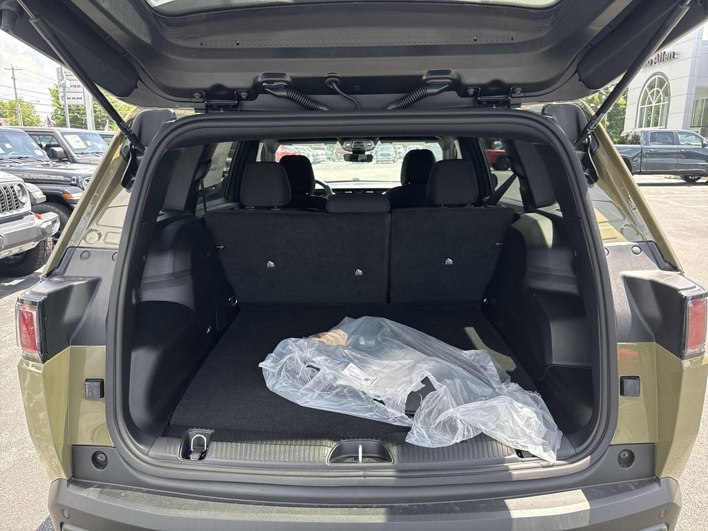 New 2026 Jeep Cherokee Laredo - photo - 16