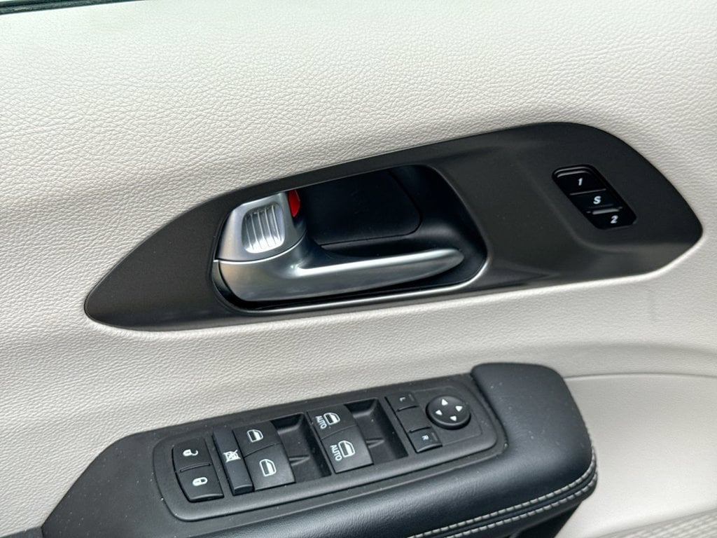 Pre-Owned 2024 Chrysler Pacifica Touring L - photo - 21