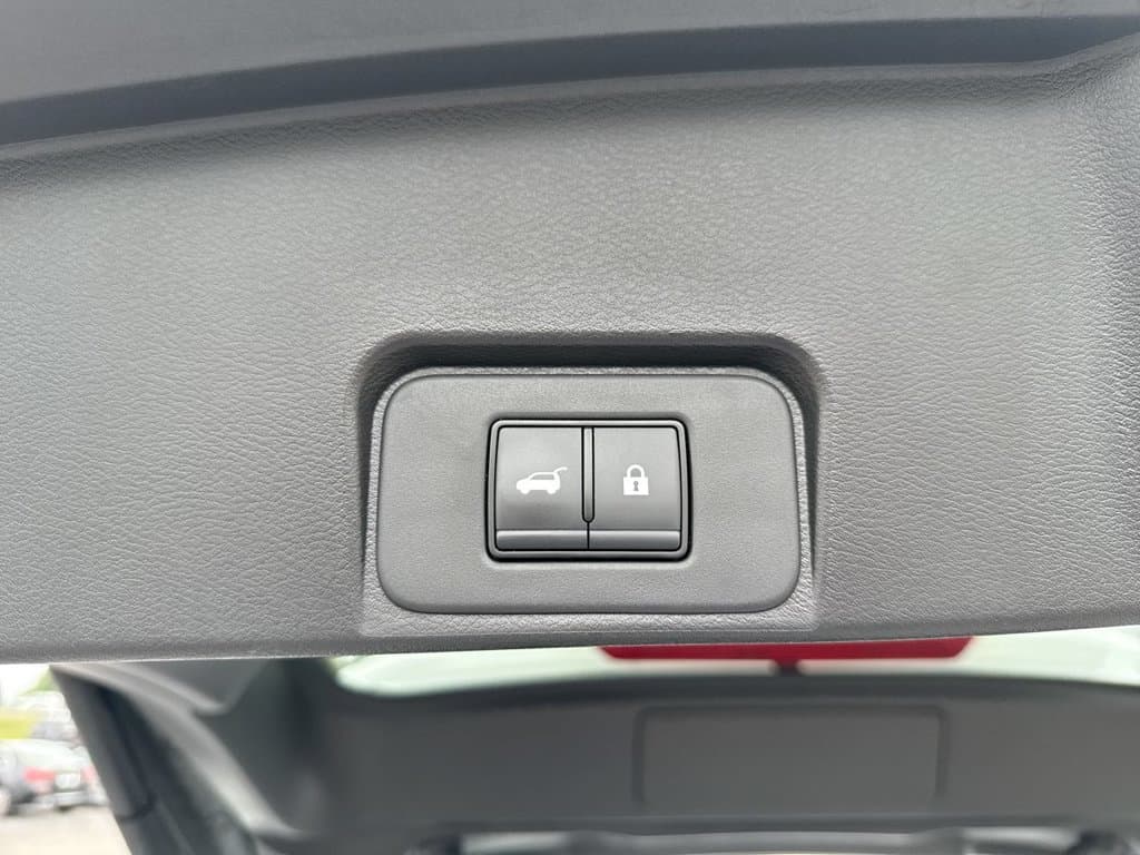 Pre-Owned 2024 Nissan Rogue SV - photo - 17
