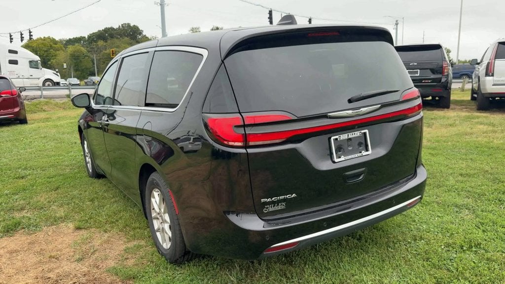 Pre-Owned 2024 Chrysler Pacifica Touring L - photo - 4