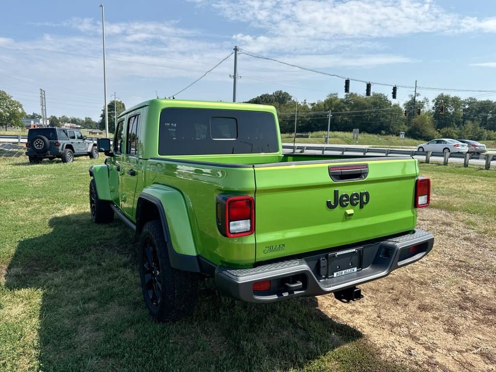 Pre-Owned 2025 Jeep Gladiator Nighthawk - photo - 11