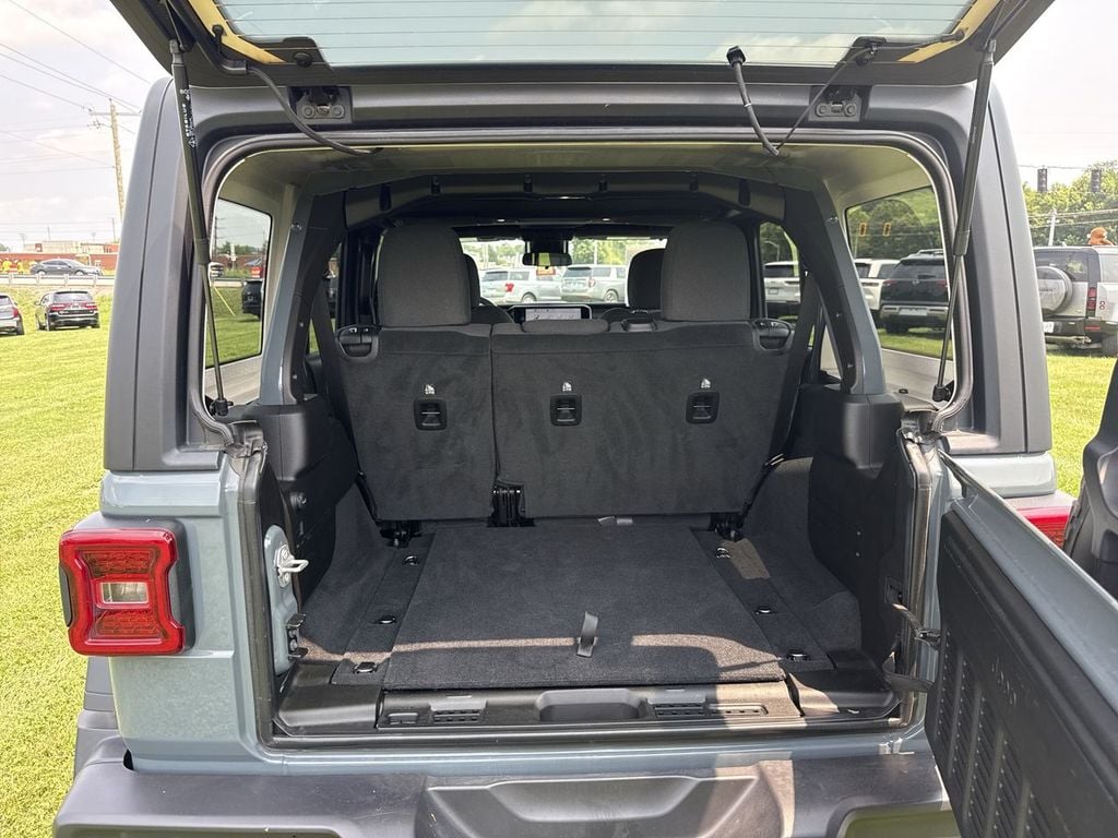 Pre-Owned 2025 Jeep Wrangler Rubicon - photo - 16