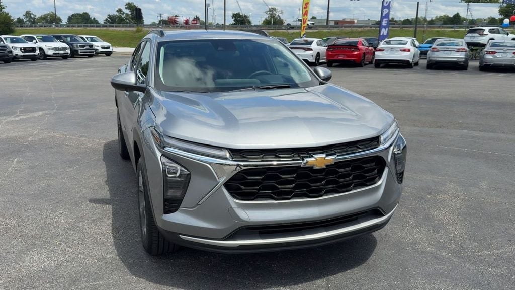 Pre-Owned 2024 Chevrolet Trax LT - photo - 8