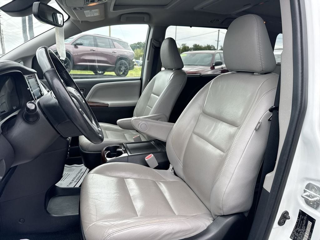 Pre-Owned 2018 Toyota Sienna Limited Premium - photo - 15