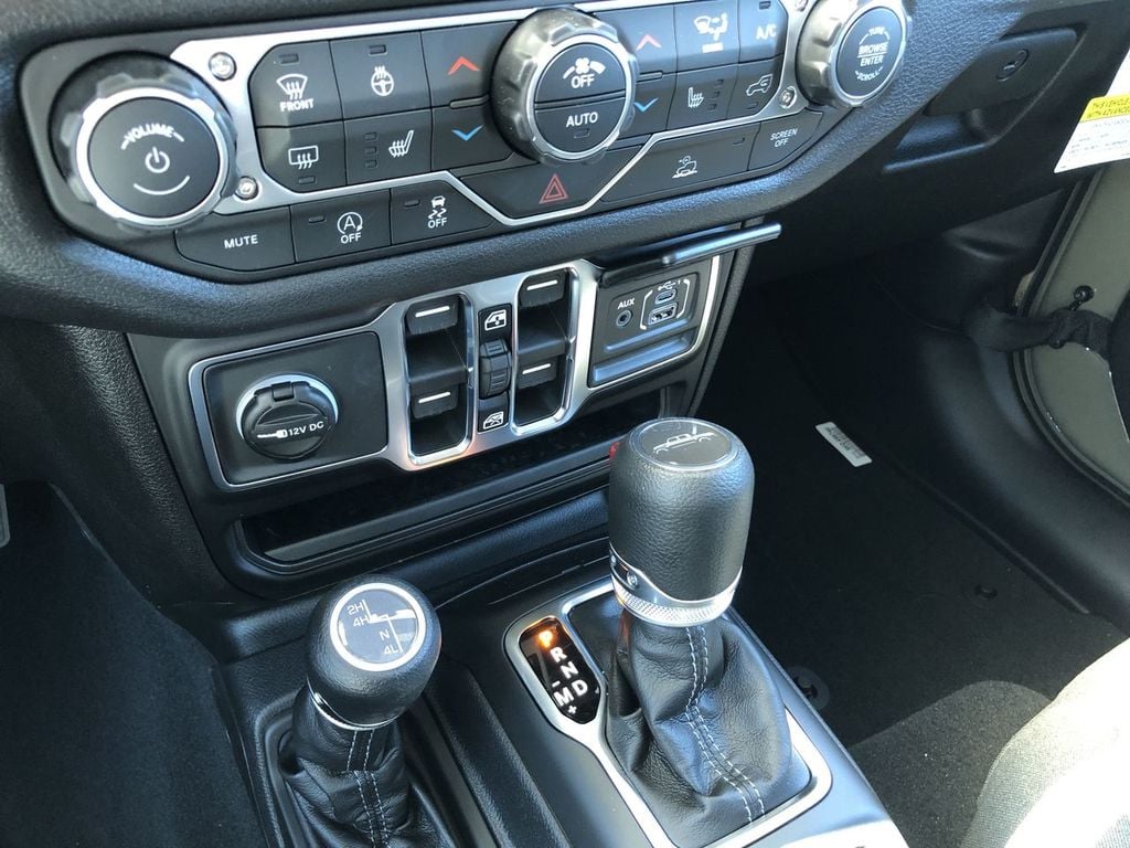 New 2026 Jeep Gladiator Sport S - photo - 17