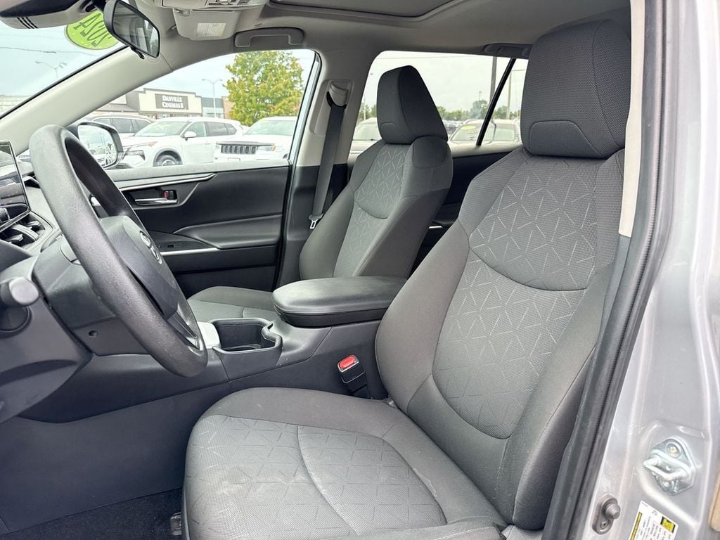 Pre-Owned 2024 Toyota RAV4 XLE - photo - 21