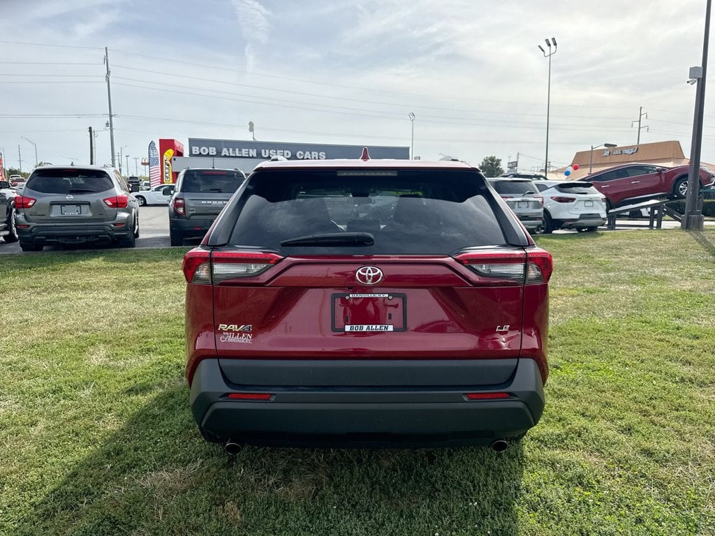 Pre-Owned 2021 Toyota RAV4 LE - photo - 17