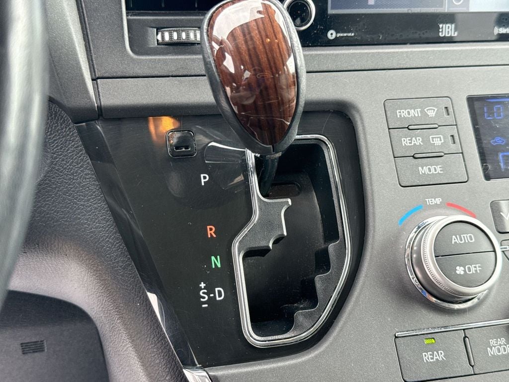 Pre-Owned 2018 Toyota Sienna Limited Premium - photo - 20