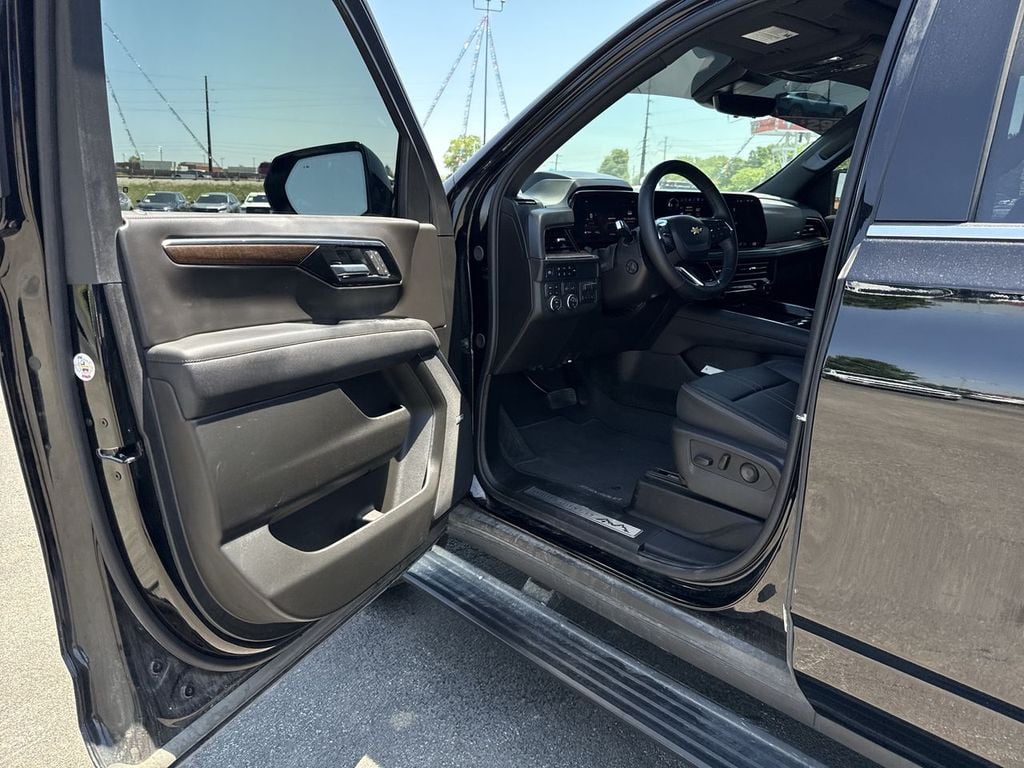 Pre-Owned 2025 Chevrolet Suburban High Country - photo - 34