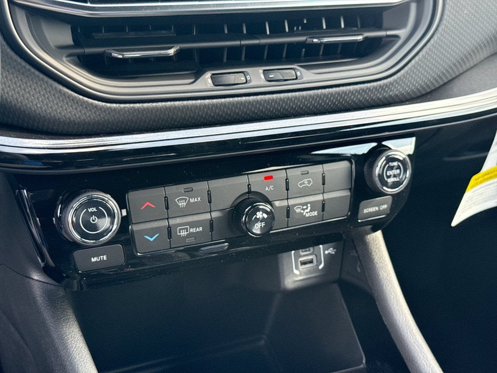 New 2026 Jeep Compass Latitude - photo - 28