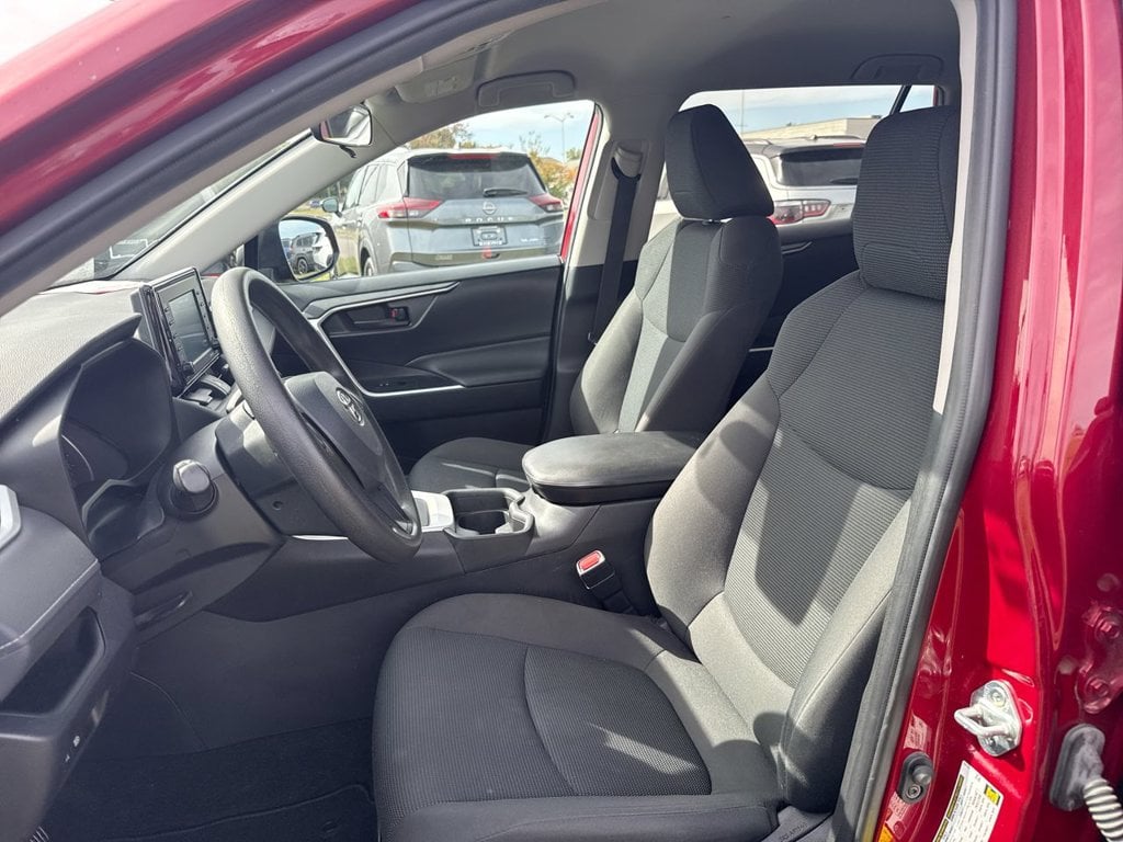 Pre-Owned 2021 Toyota RAV4 LE - photo - 20