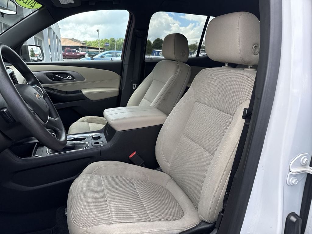 Pre-Owned 2023 Chevrolet Traverse LS - photo - 21