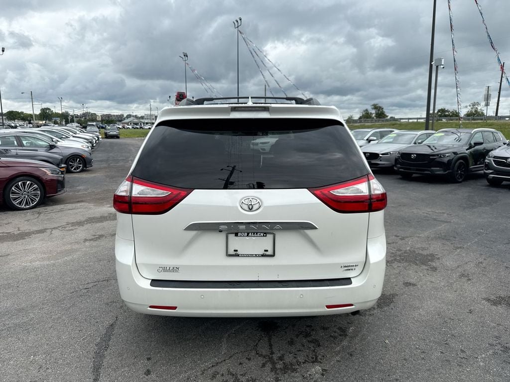 Pre-Owned 2018 Toyota Sienna Limited Premium - photo - 10