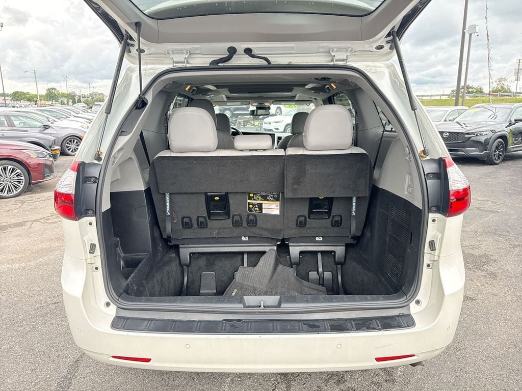 Pre-Owned 2018 Toyota Sienna Limited Premium - photo - 8