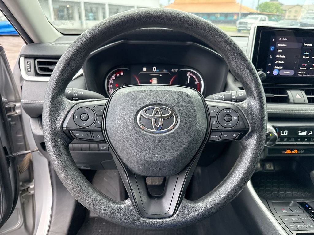 Pre-Owned 2024 Toyota RAV4 XLE - photo - 23