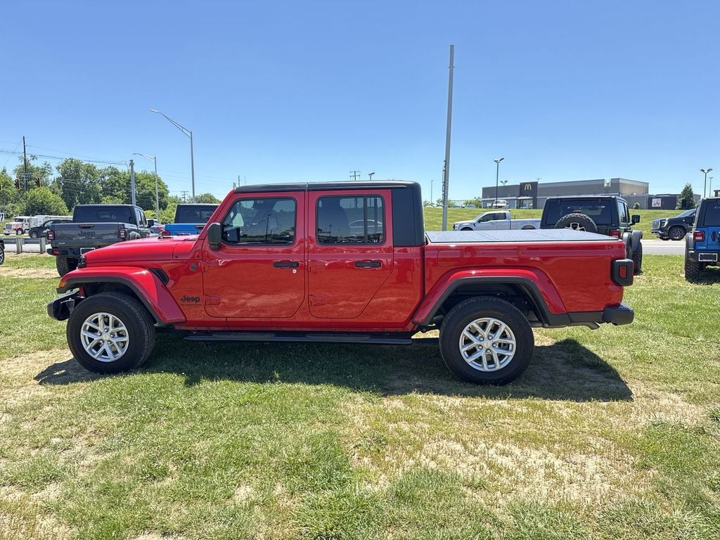 Pre-Owned 2023 Jeep Gladiator Sport S - photo - 10