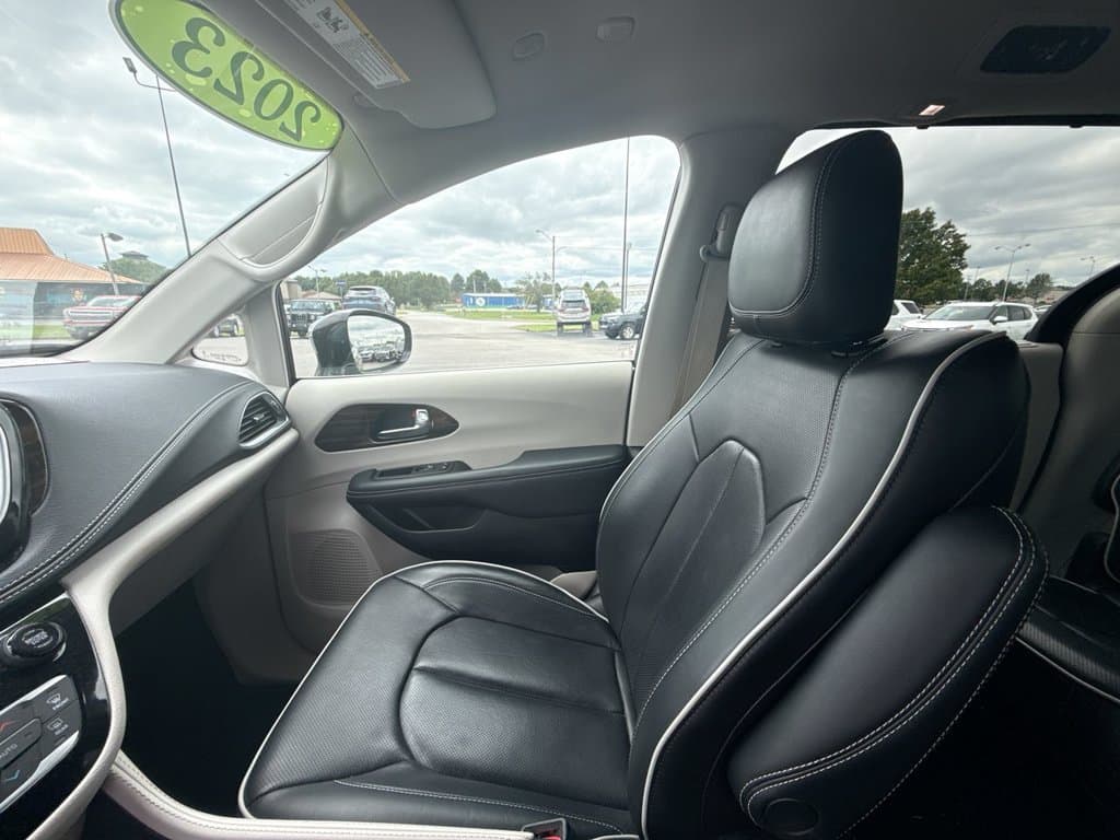 Pre-Owned 2023 Chrysler Pacifica Limited - photo - 32