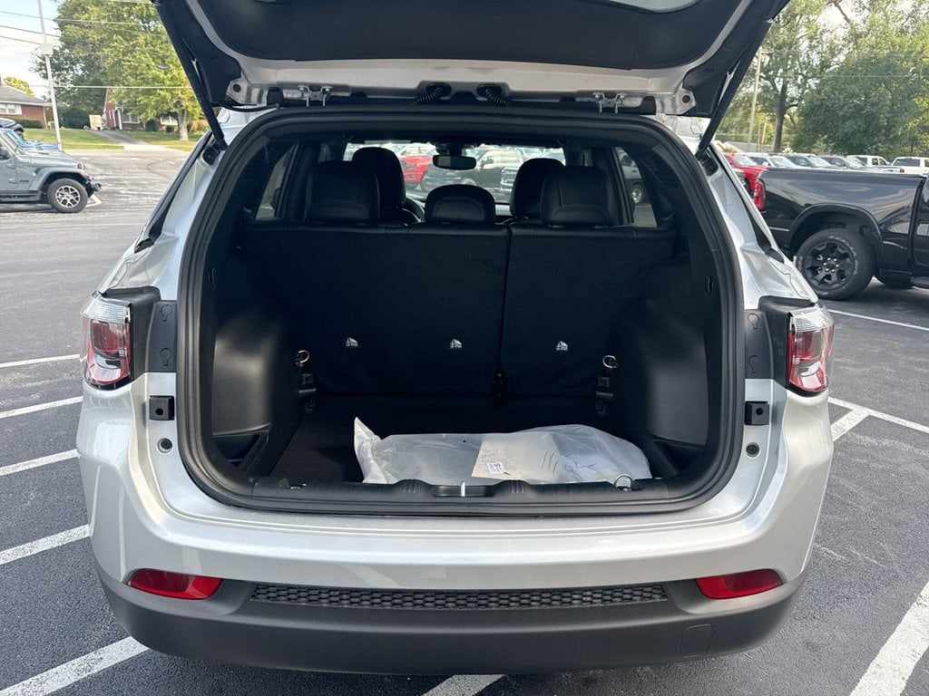 New 2026 Jeep Compass Latitude - photo - 16