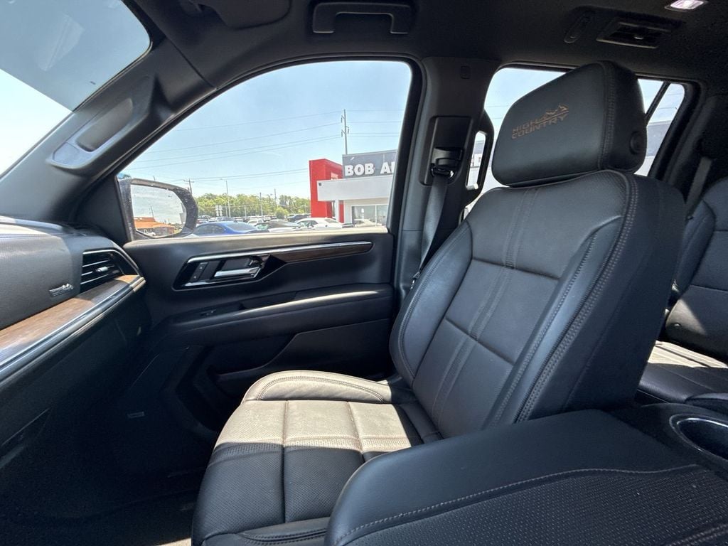 Pre-Owned 2025 Chevrolet Suburban High Country - photo - 32