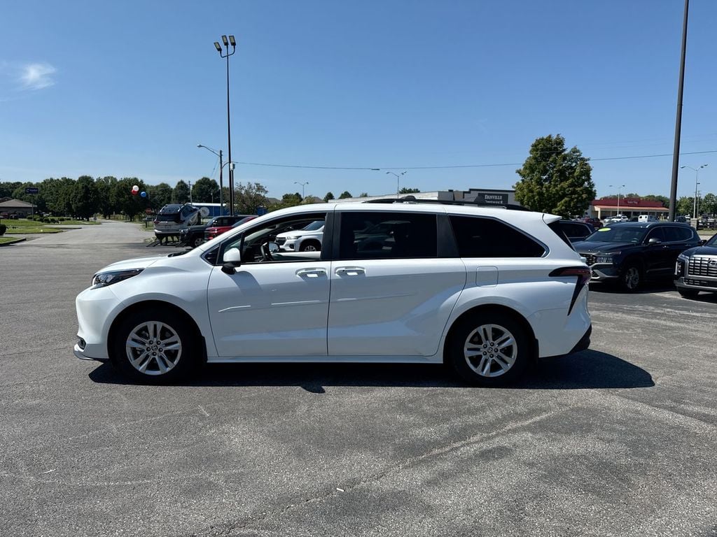 Pre-Owned 2025 Toyota Sienna XLE - photo - 10
