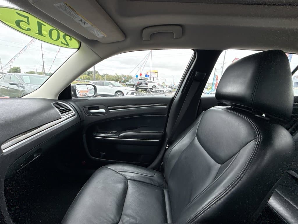 Pre-Owned 2015 Chrysler 300 Limited - photo - 22