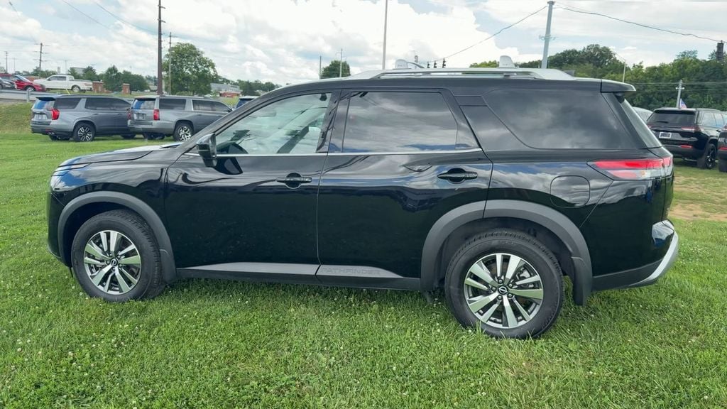 Pre-Owned 2024 Nissan Pathfinder SL - photo - 3