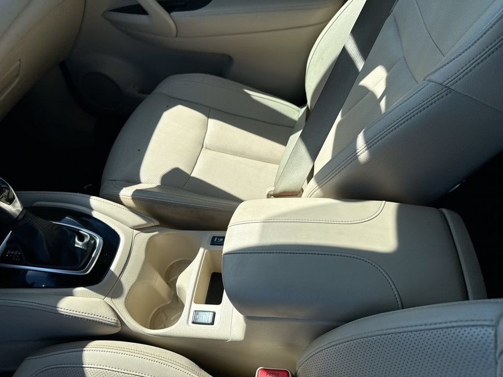Pre-Owned 2017 Nissan Rogue SL - photo - 17