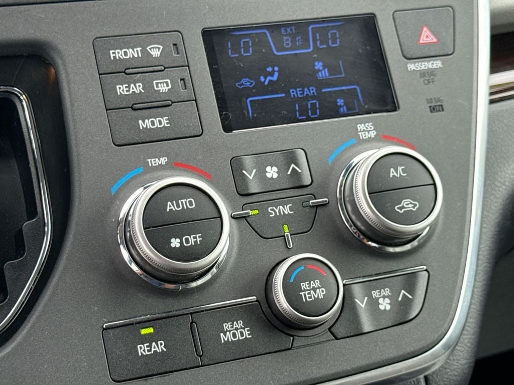 Pre-Owned 2018 Toyota Sienna Limited Premium - photo - 24