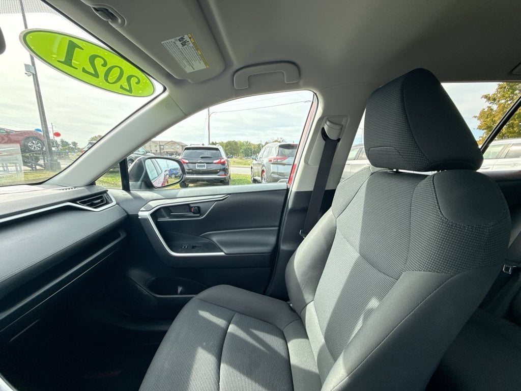 Pre-Owned 2021 Toyota RAV4 LE - photo - 29