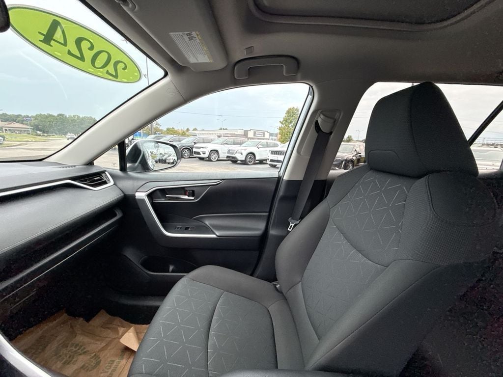 Pre-Owned 2024 Toyota RAV4 XLE - photo - 30